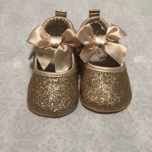 Infant shoes size 4 (12-18 month)